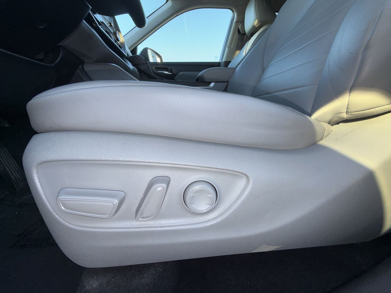 Used 2022 Toyota Highlander XLE AWD/4WD image 14