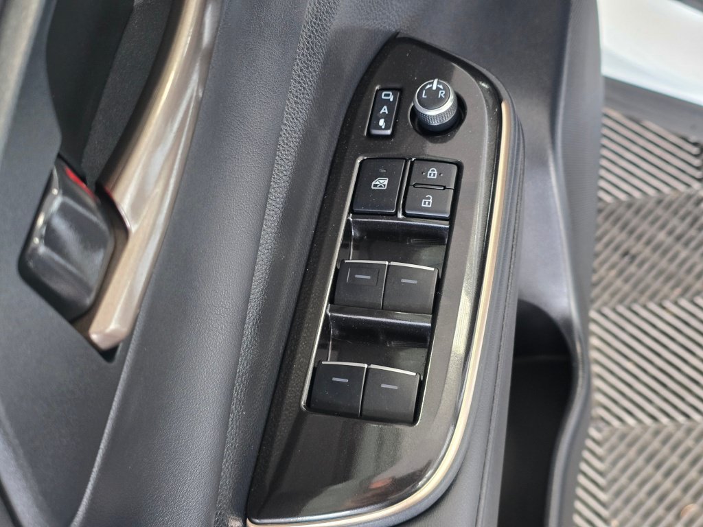 Used 2025 Toyota Crown AWD/4WD image 19