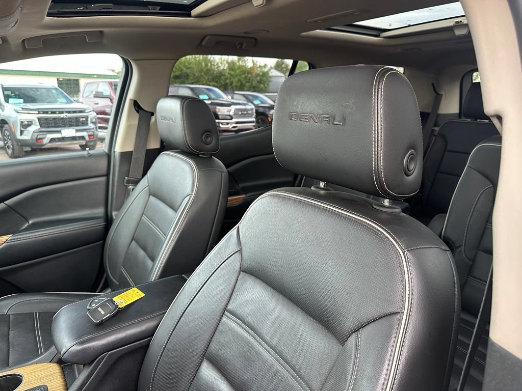Used 2017 GMC Acadia Denali w/ Technology Package AWD/4WD image 3