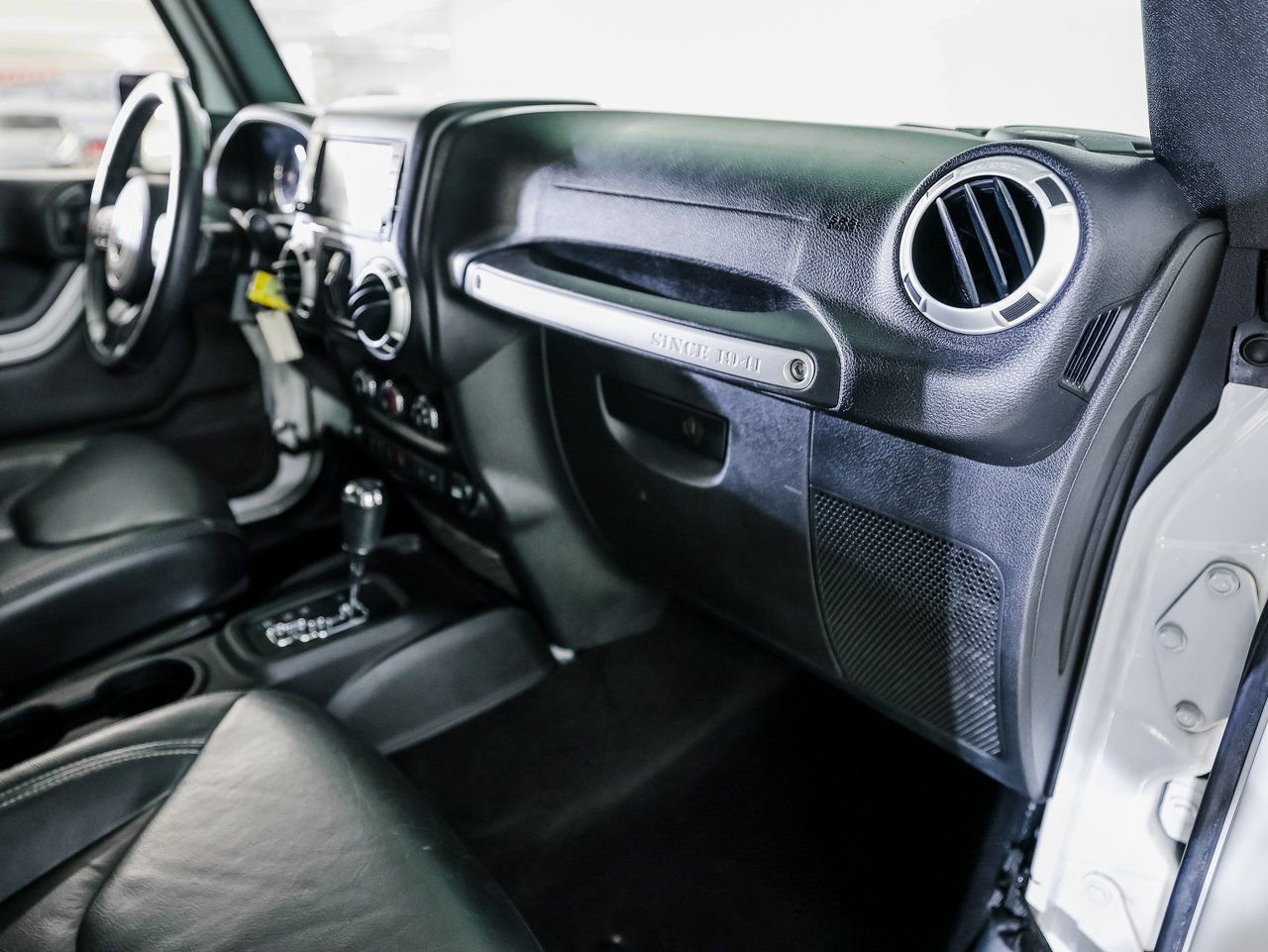 Used 2017 Jeep Wrangler Unlimited Rubicon w/ Connectivity Group image 26