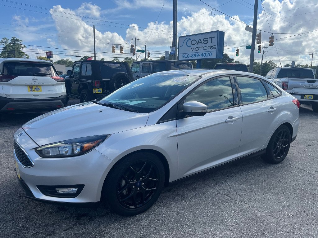 Used 2016 Ford Focus SE w/ Equipment Group 201A FWD image 9