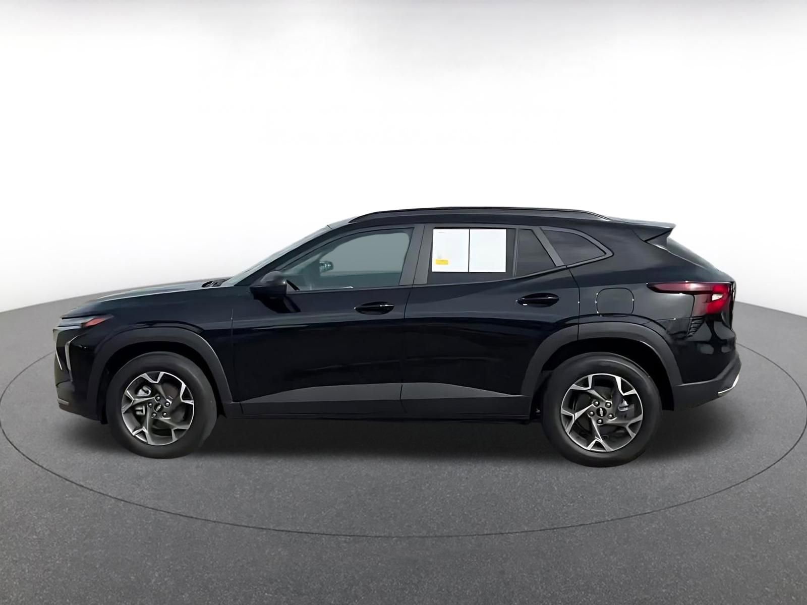 Used 2025 Chevrolet Trax LT w/ LT Convenience Package image 7