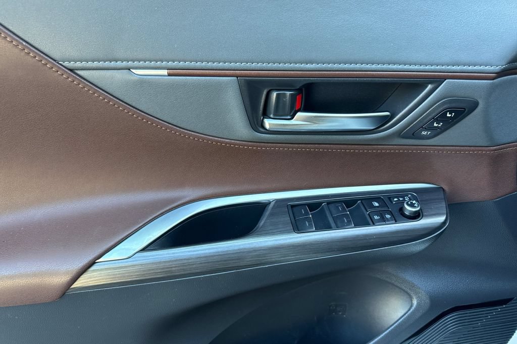 Certified 2022 Toyota Venza XLE AWD/4WD image 10
