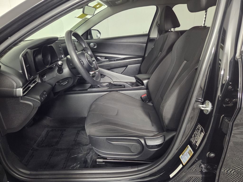 Used 2021 Hyundai Elantra SE image 12