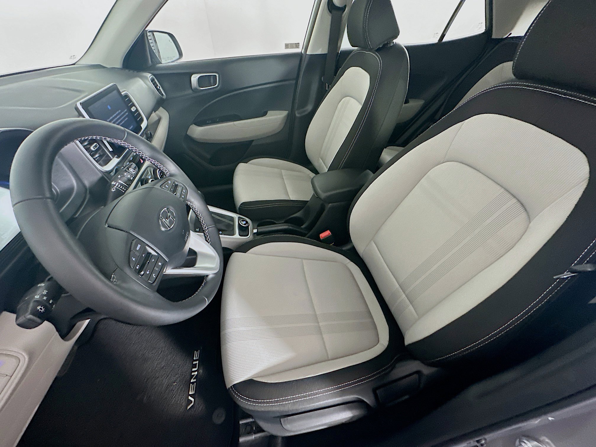 Used 2024 Hyundai Venue SEL image 13