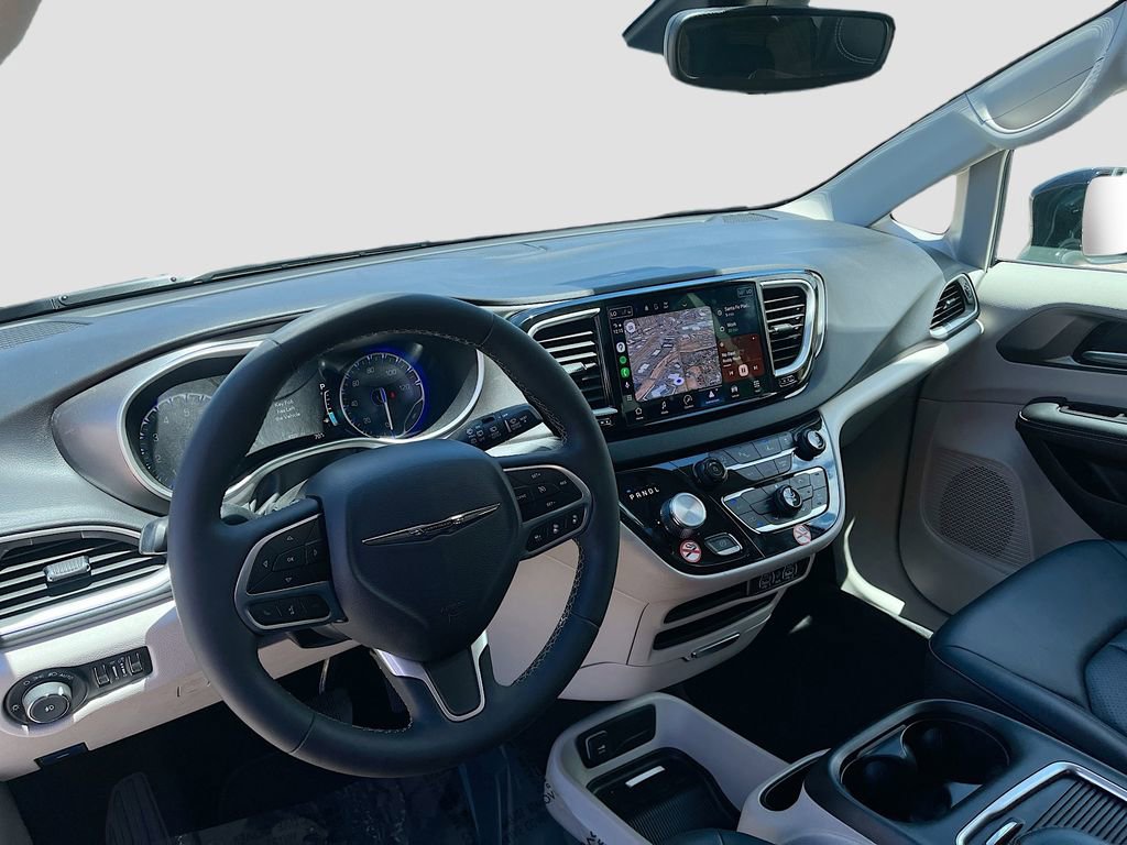 Used 2024 Chrysler Pacifica Touring-L image 9