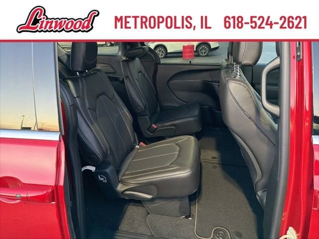 New 2026 Chrysler Pacifica Select FWD image 9
