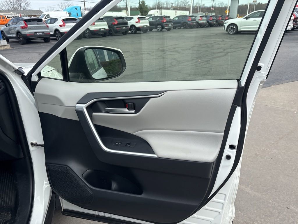 Used 2020 Toyota RAV4 XLE Premium image 30