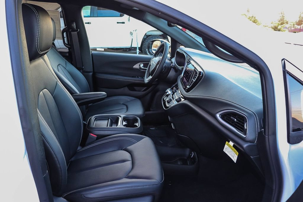 New 2027 Chrysler Pacifica Select FWD image 18