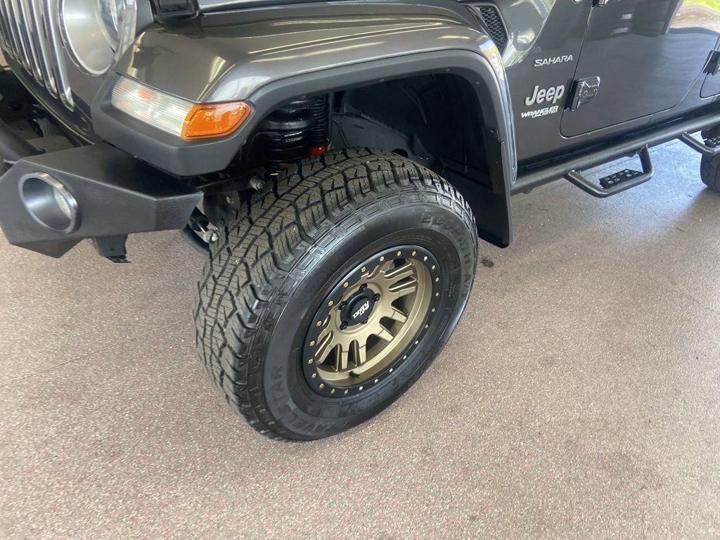 Used 2018 Jeep Wrangler Unlimited Sahara AWD/4WD image 4
