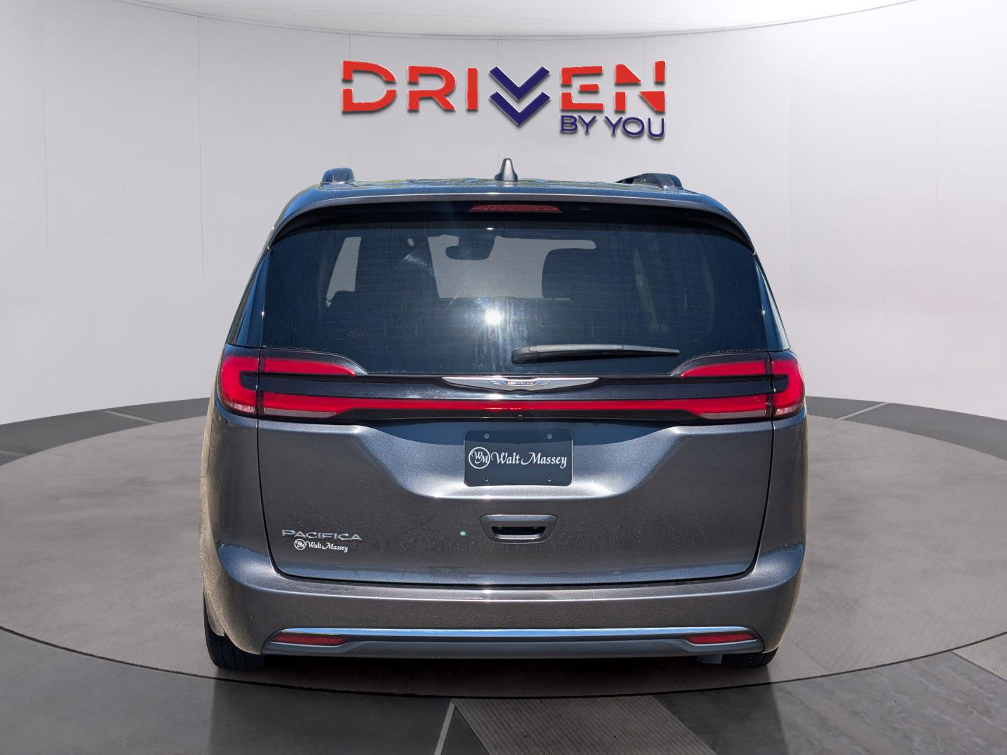 Used 2022 Chrysler Pacifica Touring-L image 4