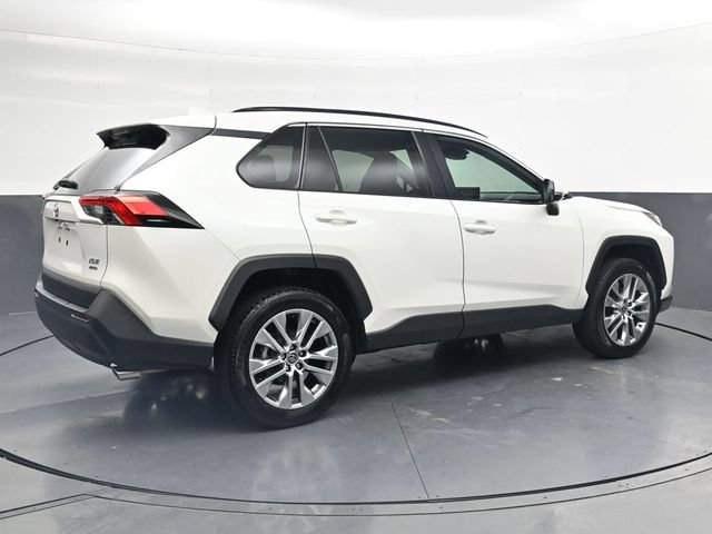 Used 2022 Toyota RAV4 XLE Premium AWD/4WD image 4