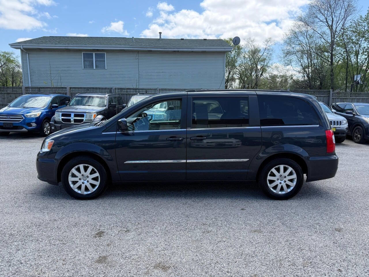 Used 2014 Chrysler Town & Country Touring FWD image 3