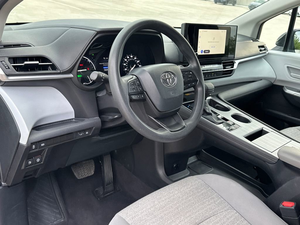 Used 2025 Toyota Sienna LE FWD image 19