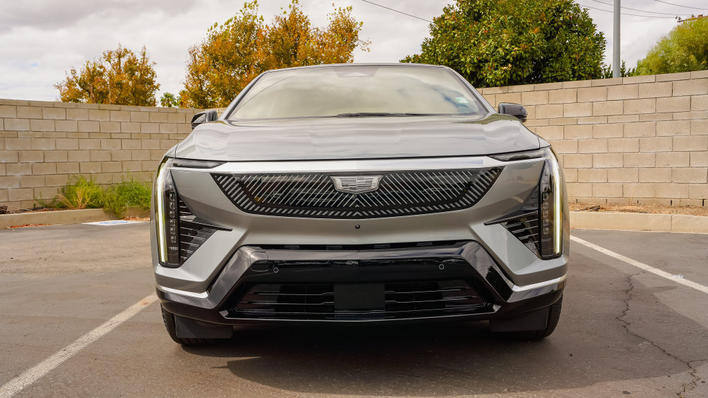 New 2027 Cadillac Optiq Luxury w/ LPO, Floor Liner Package AWD/4WD image 4