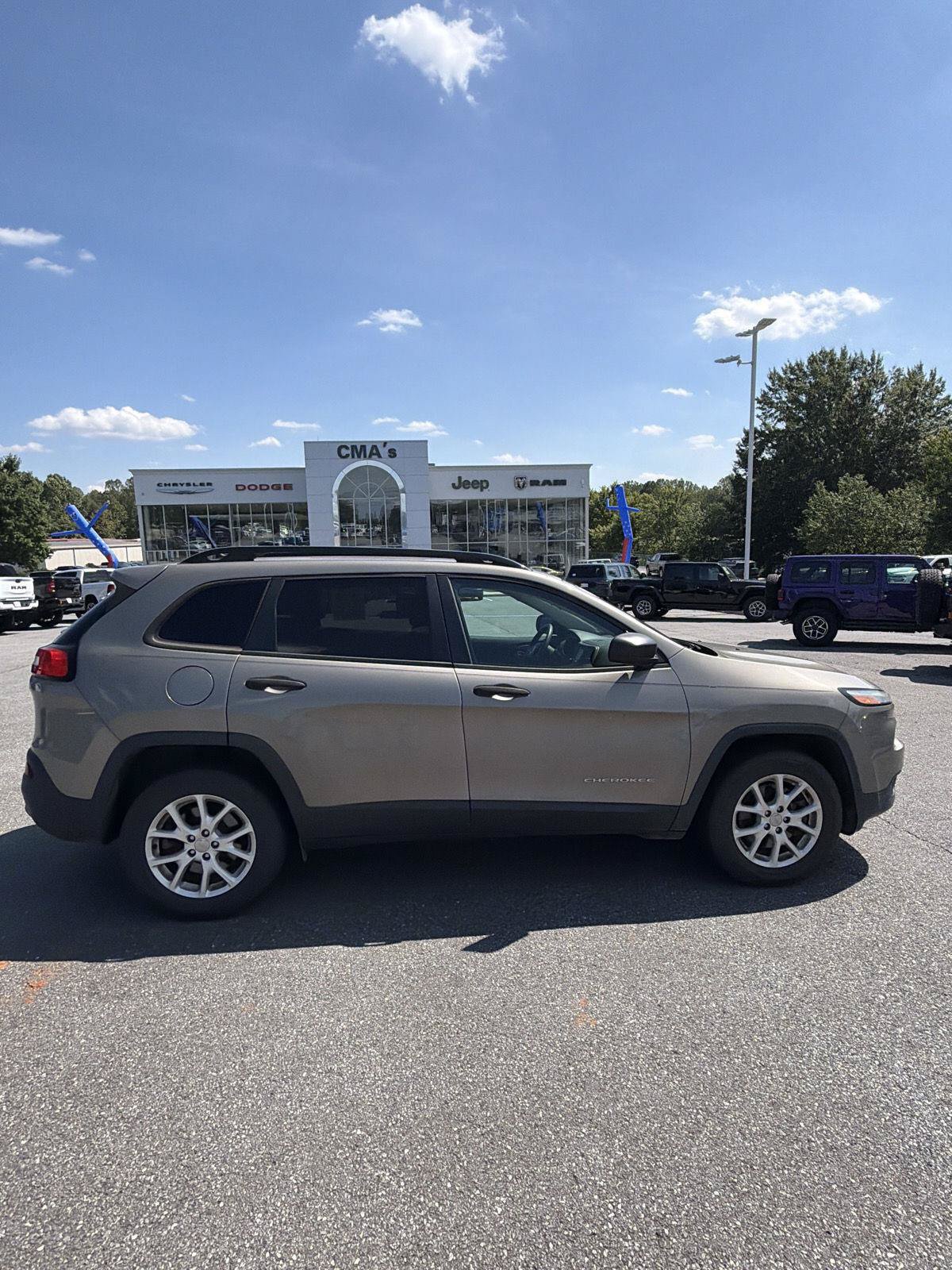 Used 2016 Jeep Cherokee Sport AWD/4WD image 6