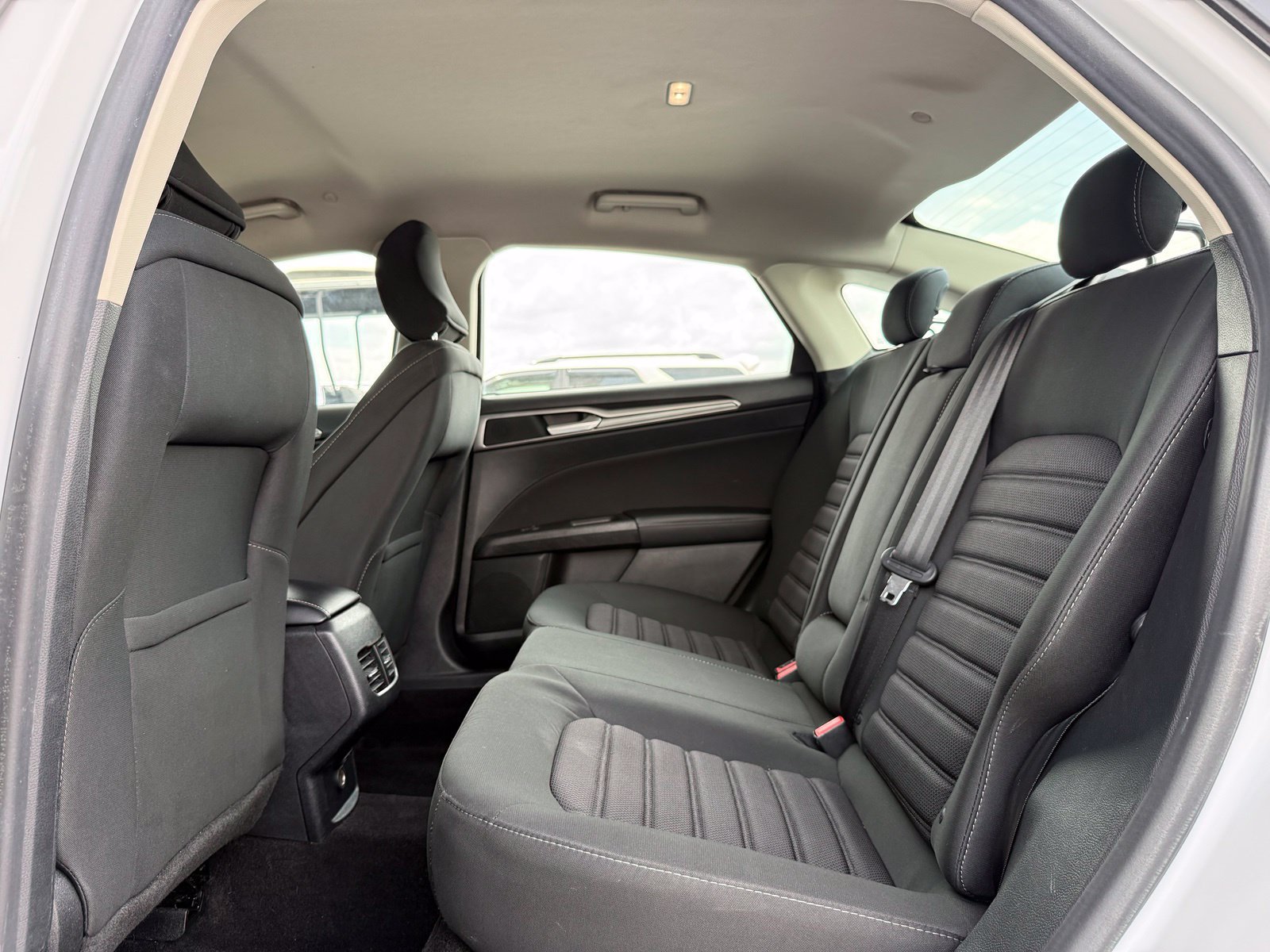 Used 2019 Ford Fusion SE FWD image 14