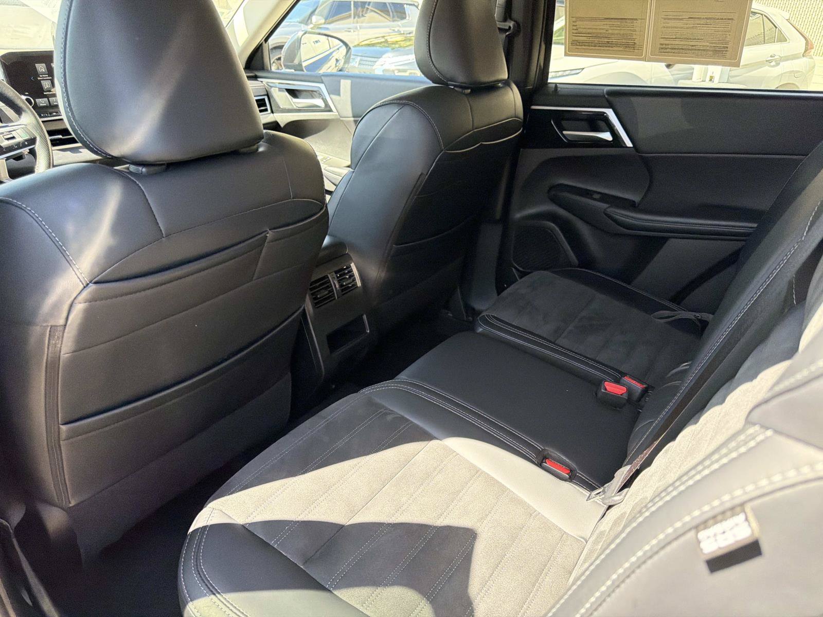 Used 2024 Mitsubishi Outlander FWD image 9