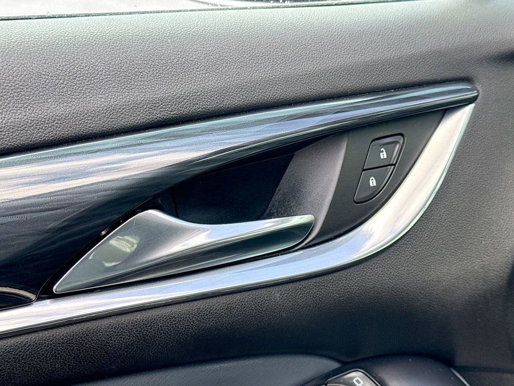 Used 2020 Buick Enclave Essence image 17