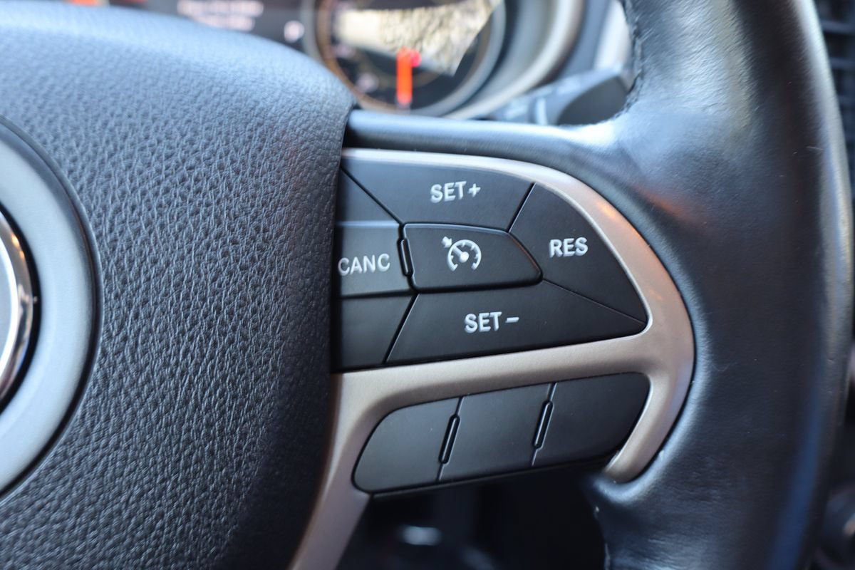 Used 2016 Jeep Cherokee Limited AWD/4WD image 16