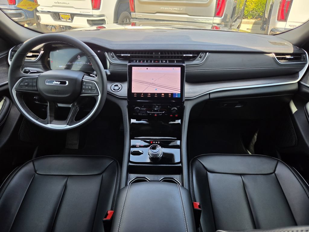 Used 2025 Jeep Grand Cherokee Limited AWD/4WD image 9