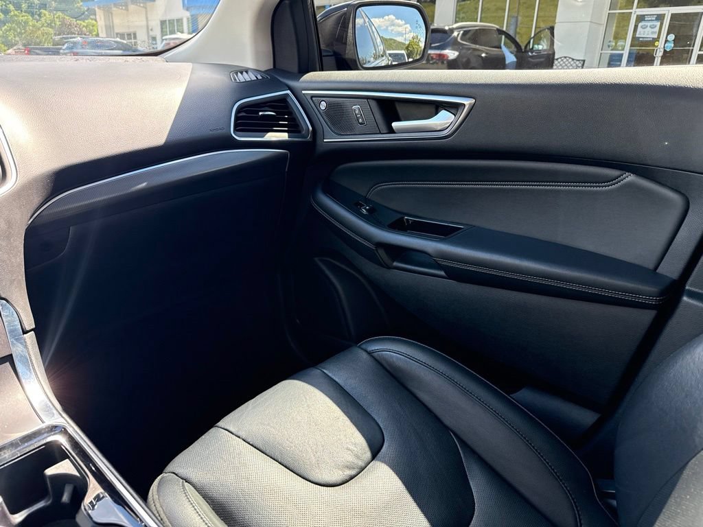Used 2019 Ford Edge Titanium w/ Equipment Group 301A AWD/4WD image 16