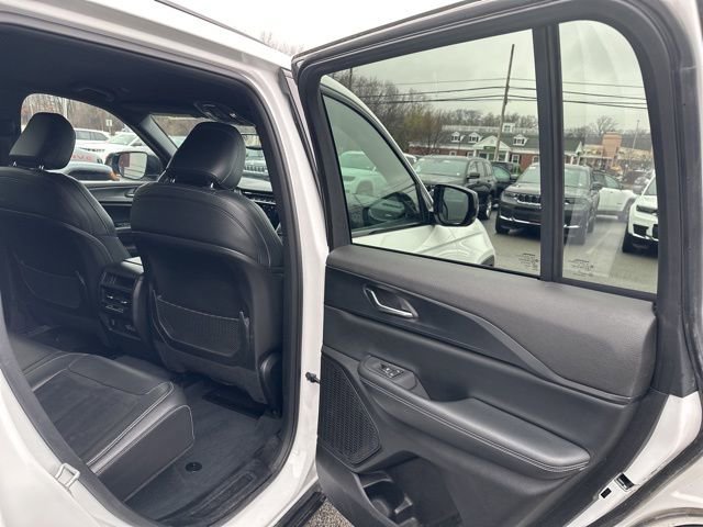 Certified 2023 Jeep Grand Cherokee Altitude AWD/4WD image 8