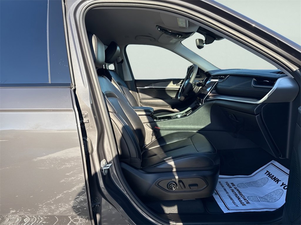 Used 2023 Jeep Grand Cherokee Limited w/ Black Appearance Package image 10