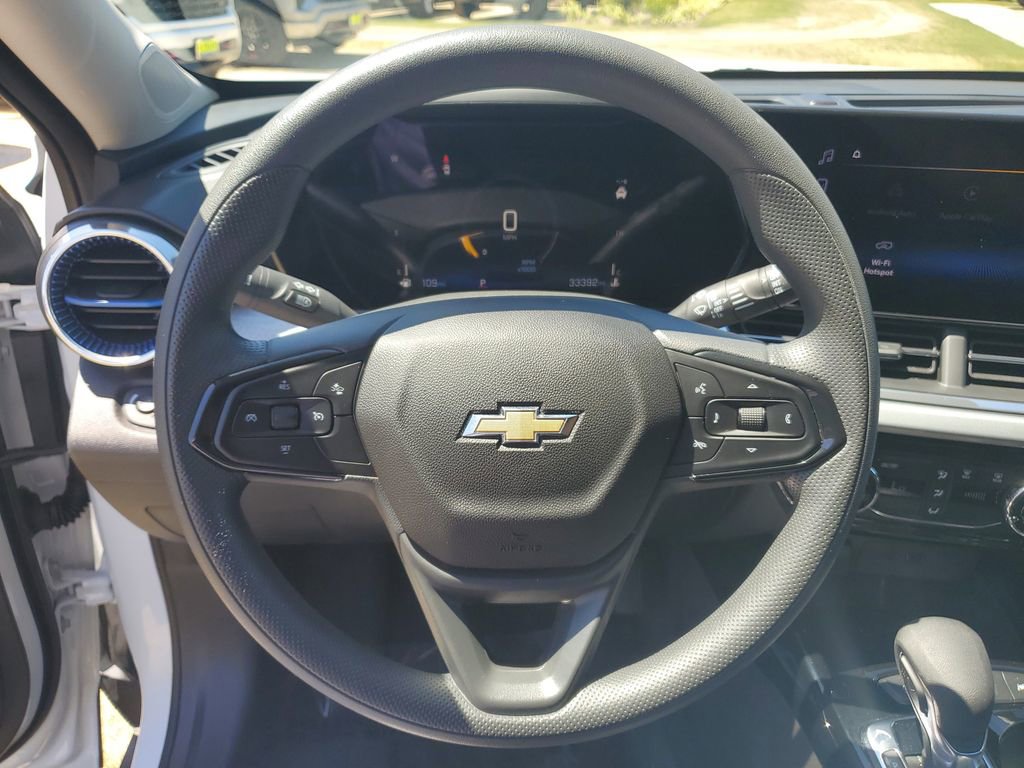 Used 2025 Chevrolet Trax LT FWD image 28