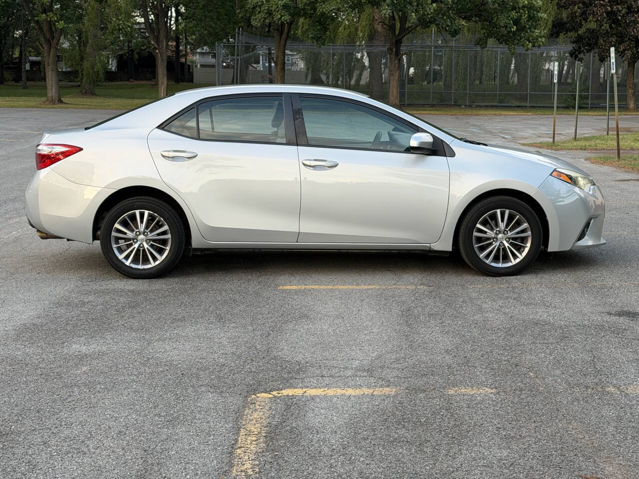Used 2015 Toyota Corolla LE FWD image 5