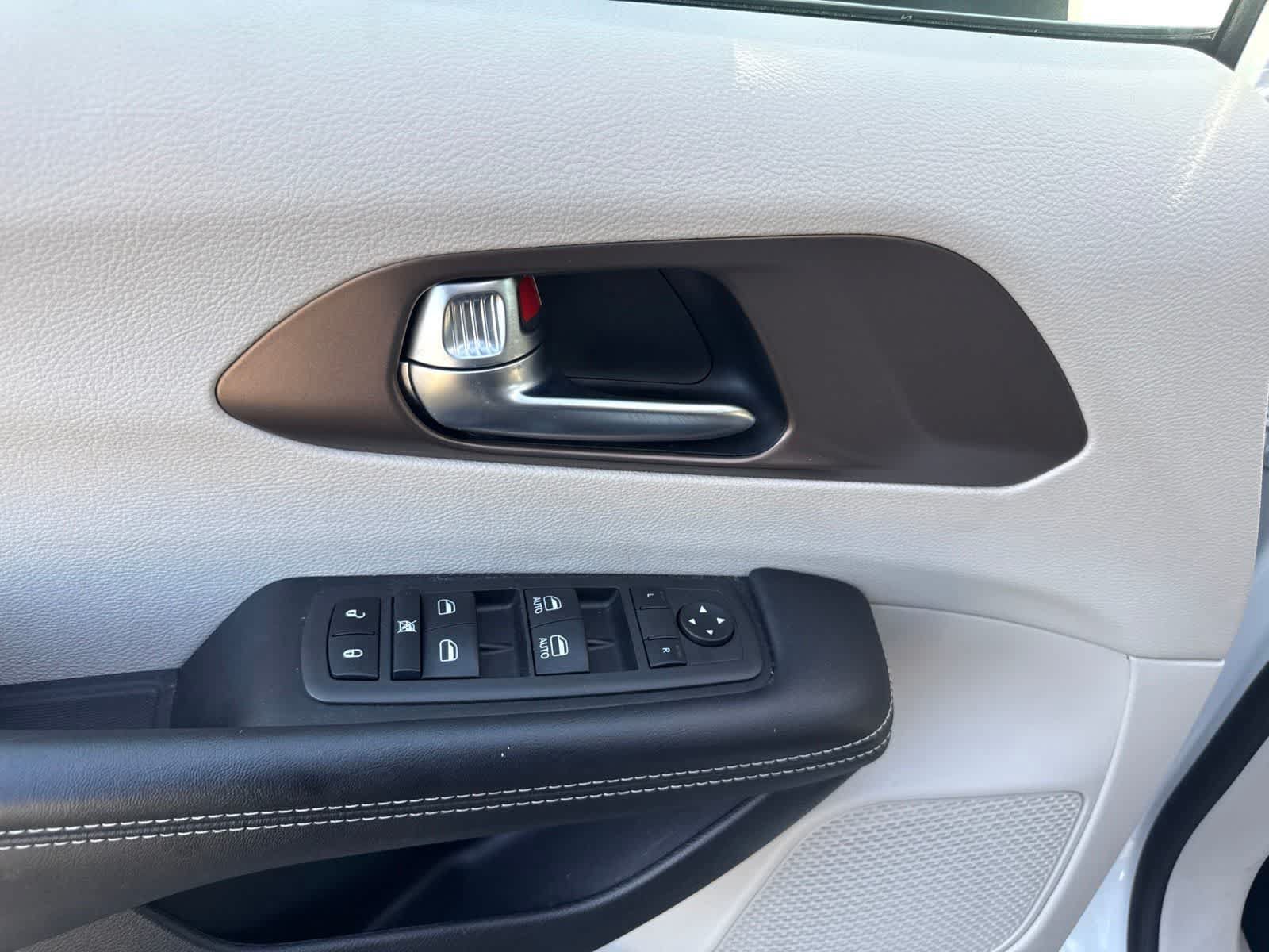 Used 2022 Chrysler Voyager LX FWD image 18