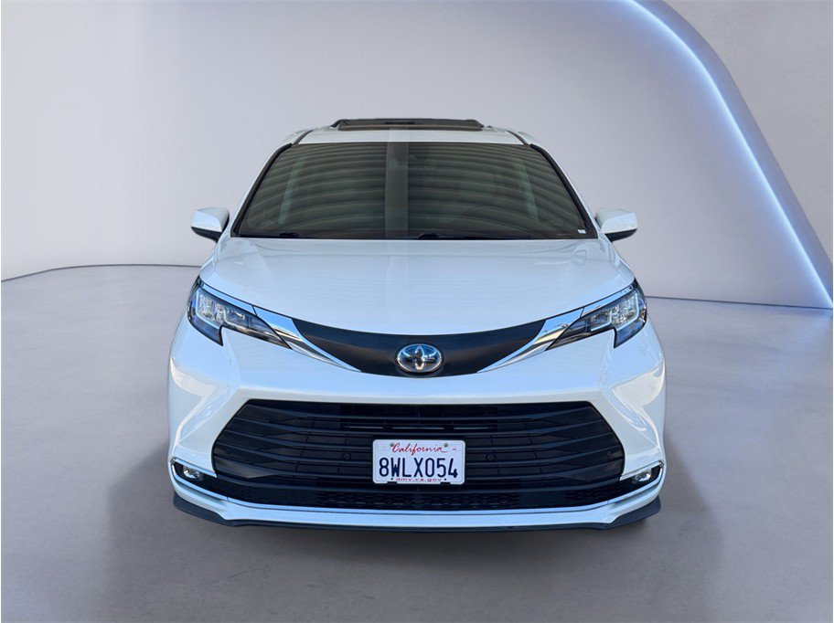 Used 2021 Toyota Sienna XLE w/ XLE Plus Package FWD image 2
