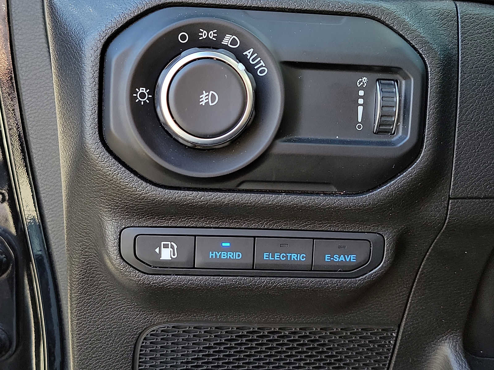 Used 2023 Jeep Wrangler Sahara w/ Cold Weather Group image 27