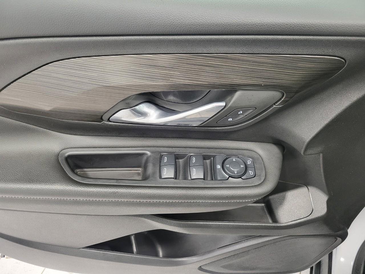 Used 2024 GMC Terrain SLE image 25