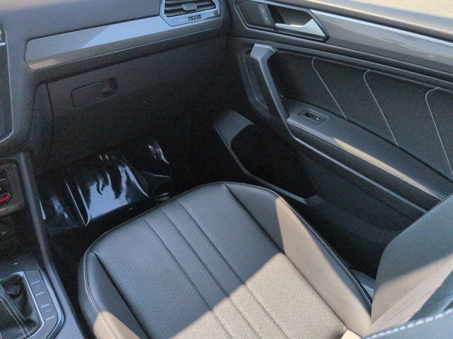 Used 2022 Volkswagen Tiguan SE R-Line FWD image 17