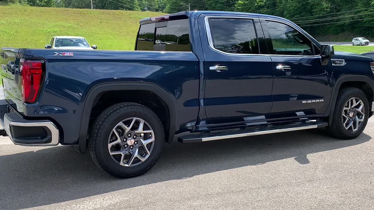 Used 2022 GMC Sierra 1500 SLT w/ SLT Premium Plus Package AWD/4WD image 4