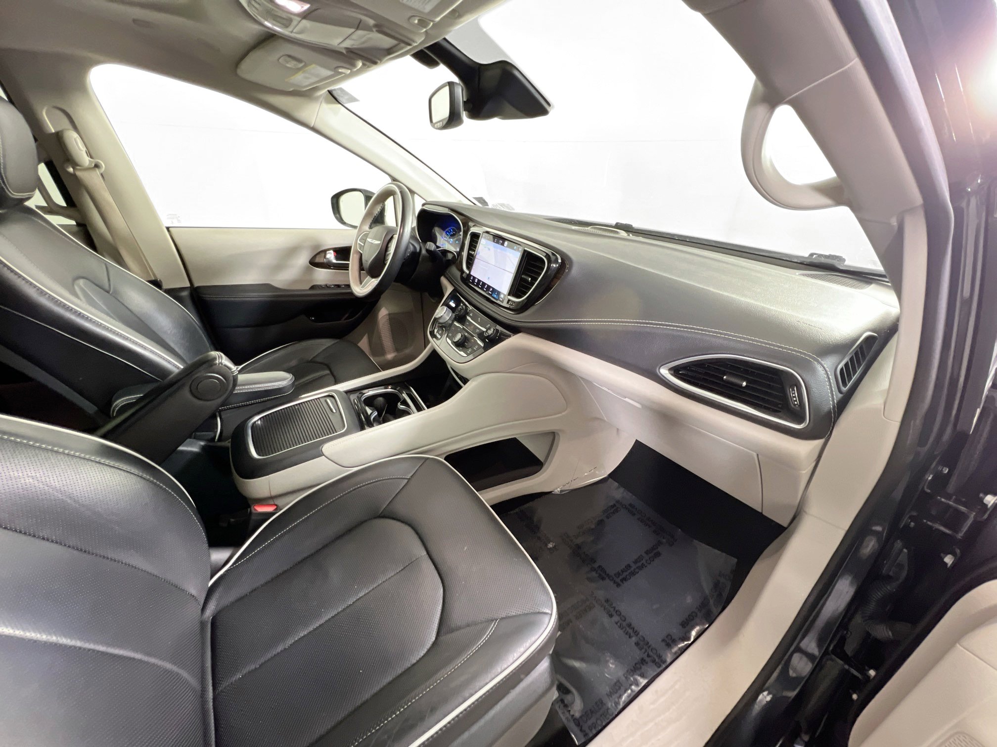 Used 2021 Chrysler Pacifica Limited w/ Uconnect Theater Family Group image 31