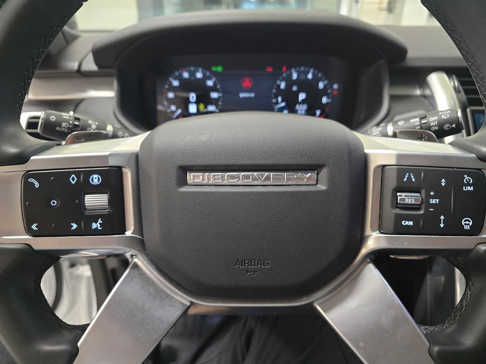 Used 2025 Land Rover Discovery Dynamic SE image 24