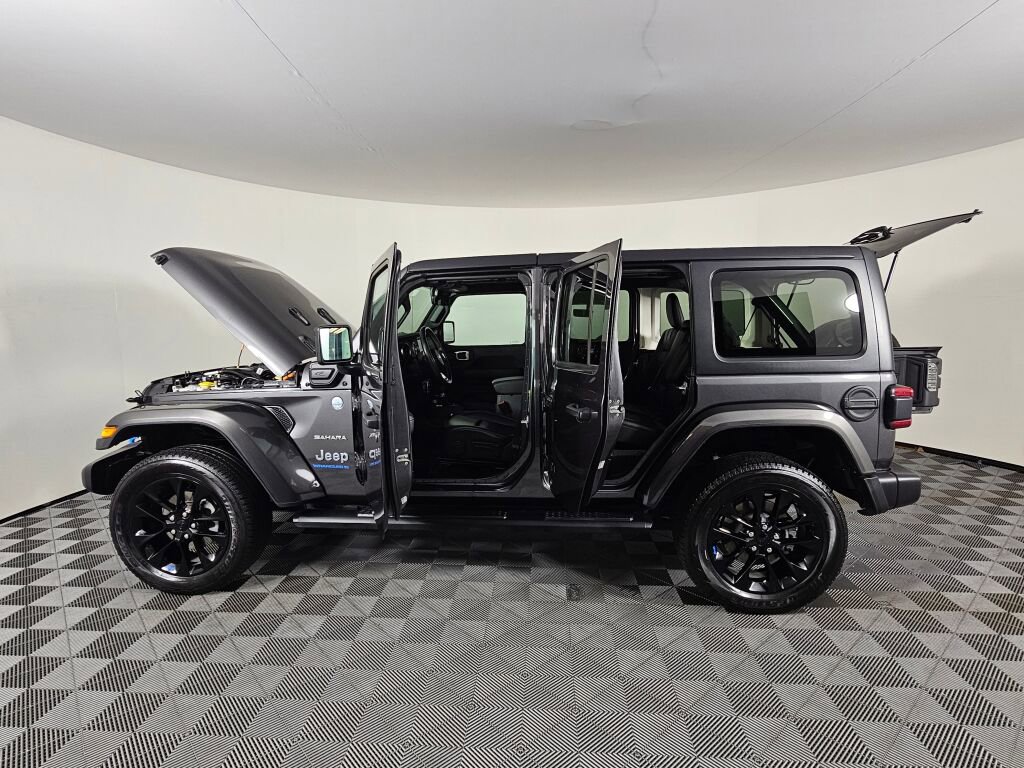 Used 2023 Jeep Wrangler Unlimited Sahara w/ Cold Weather Group AWD/4WD image 17