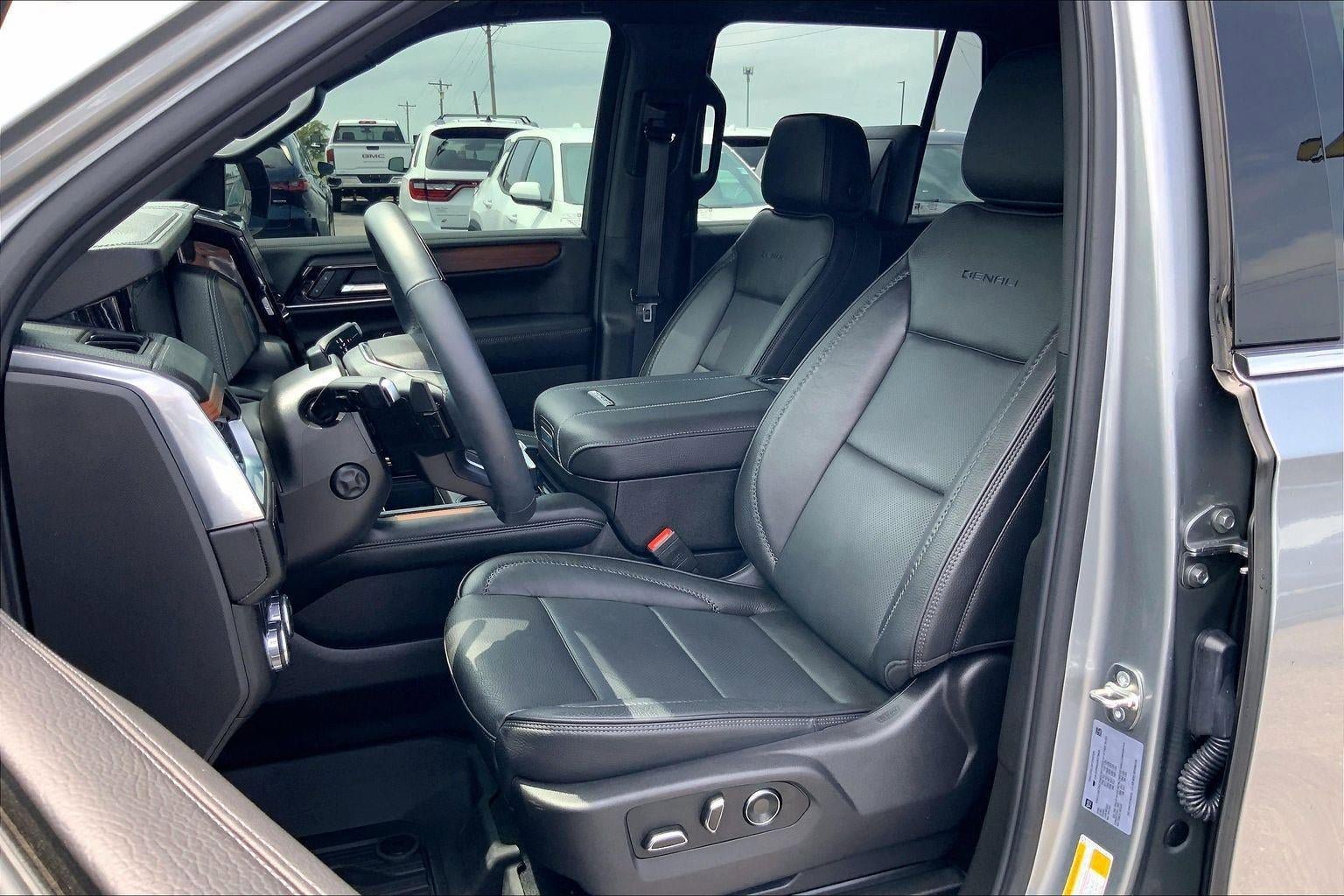 Used 2025 GMC Yukon Denali w/ Denali Reserve Package AWD/4WD image 21
