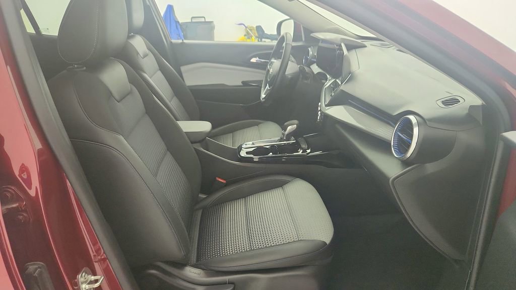 Certified 2025 Chevrolet Trax LT w/ LT Convenience Package image 30