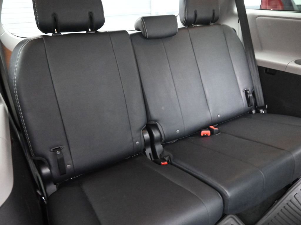 Used 2015 Toyota Sienna SE image 18