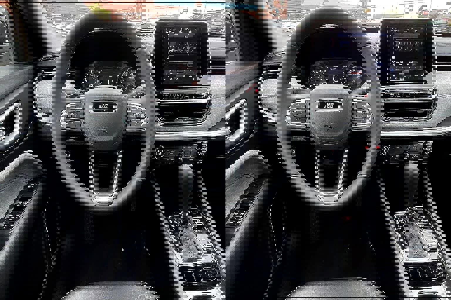 Used 2025 Jeep Compass Latitude image 14