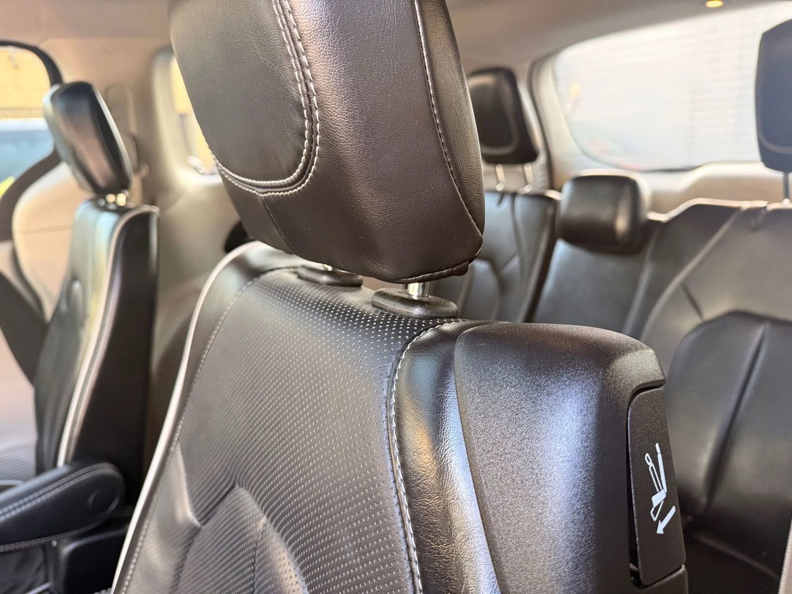 Used 2023 Chrysler Pacifica Limited image 36