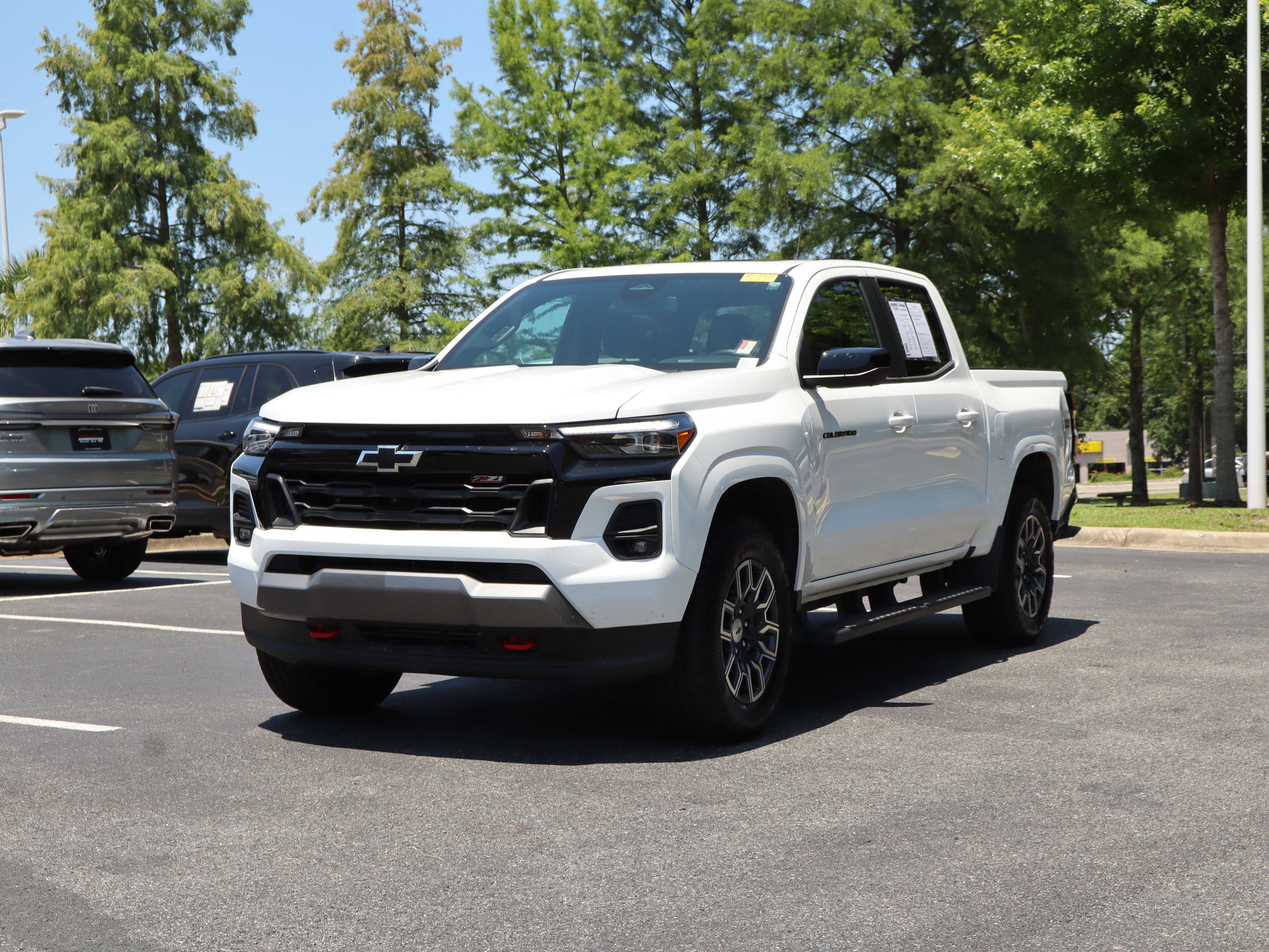 Used 2025 Chevrolet Colorado Z71 w/ Technology Package AWD/4WD image 5