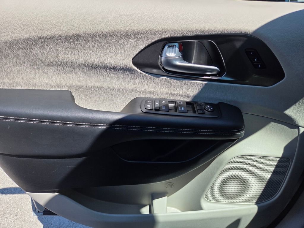 Used 2024 Chrysler Pacifica Touring-L image 26