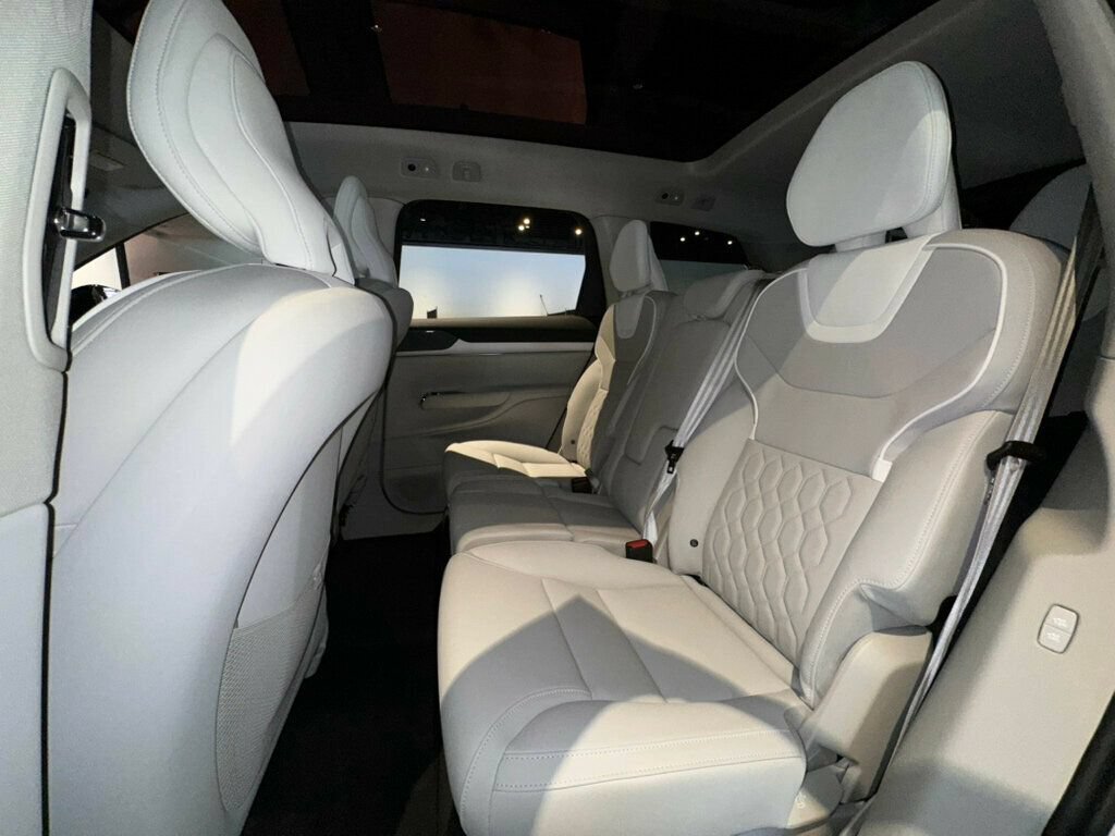 Used 2025 Volvo EX90 Ultra AWD/4WD image 25