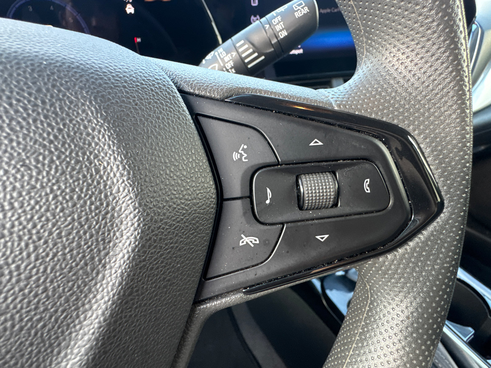 Used 2025 Chevrolet Trax LT FWD image 31