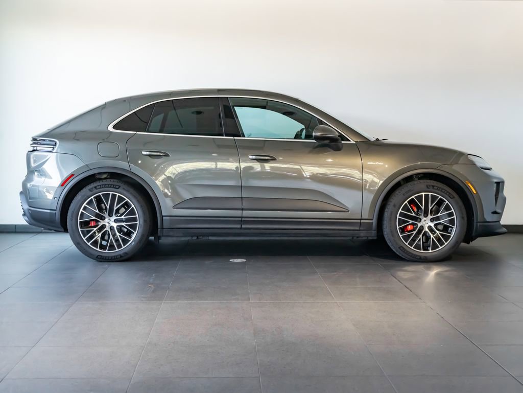 Certified 2025 Porsche Macan 4S Electric AWD/4WD image 8