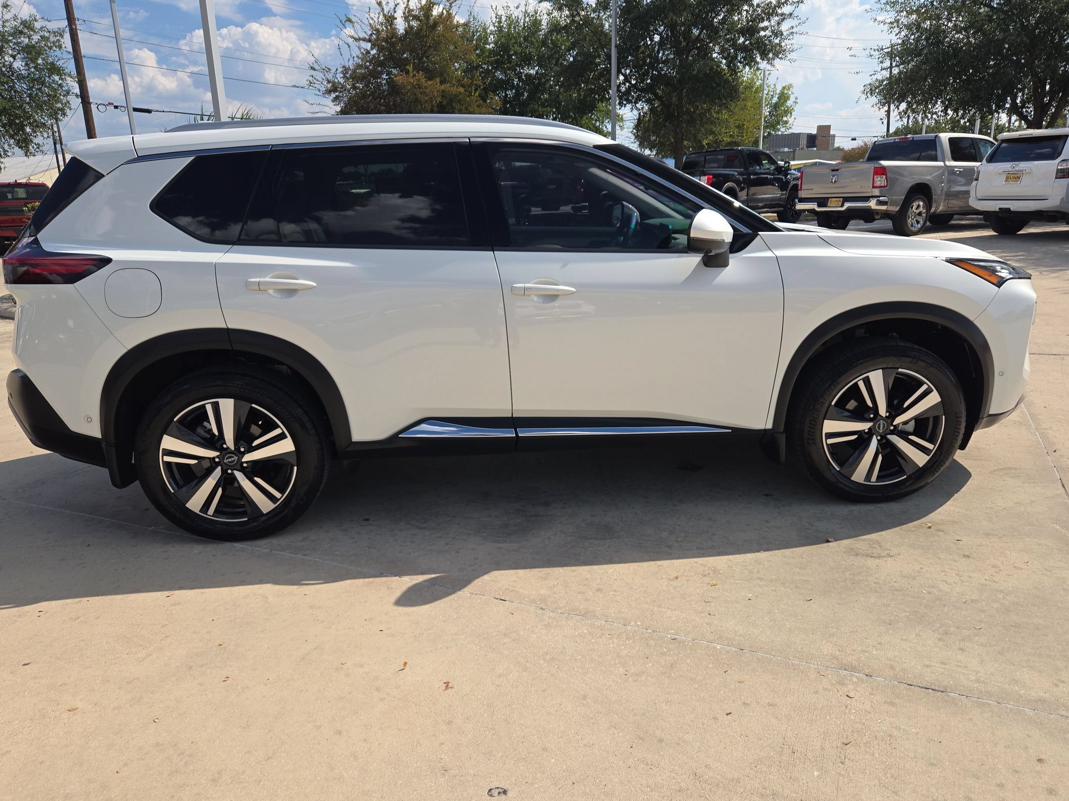 Used 2023 Nissan Rogue SL w/ SL Premium Package FWD image 2